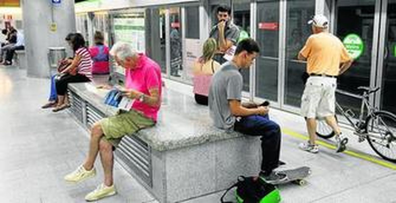 Viajeros en la estación centro de Puerta de Jerez, la más demandada de la línea 1 de Sevilla.