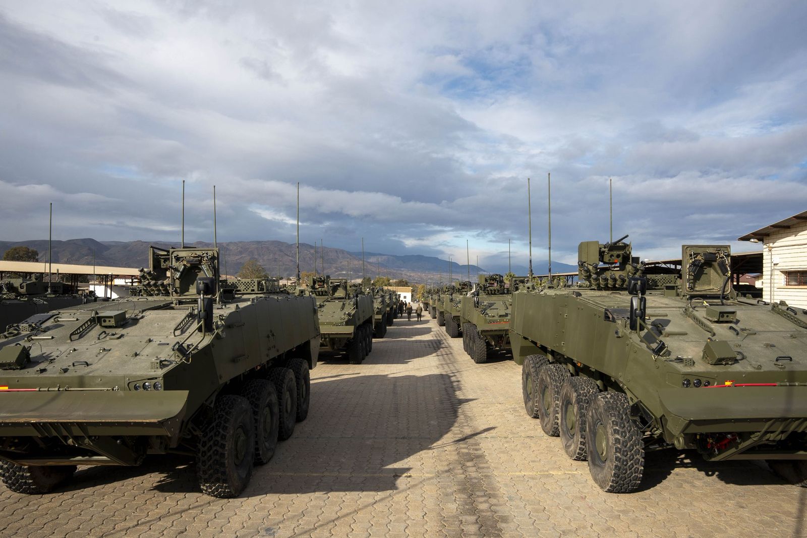 Margarita Robles entrega en Viator los primeros vehículos 8x8 ‘Dragón’ al Ejército de Tierra, en imágenes