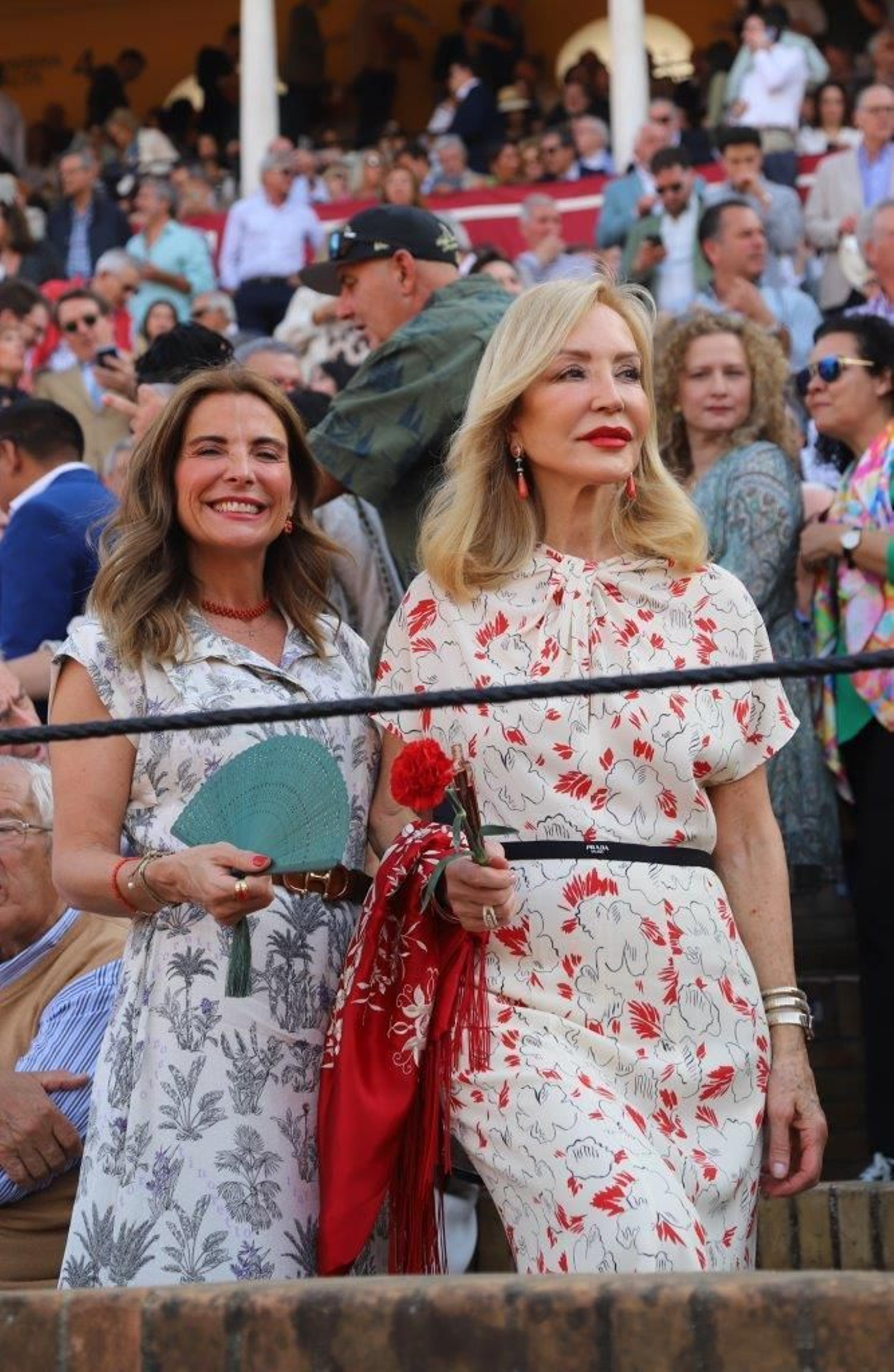 Carmen Lomana acompañada de una amiga.