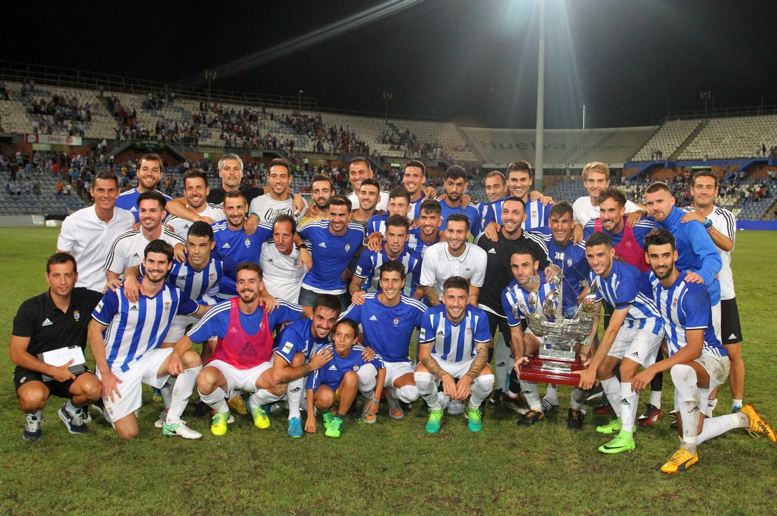 La plantilla del Recre posa con el último Trofeo Colombino conseguido. La plantilla del Recre posa con el último Trofeo Colombino conseguido.