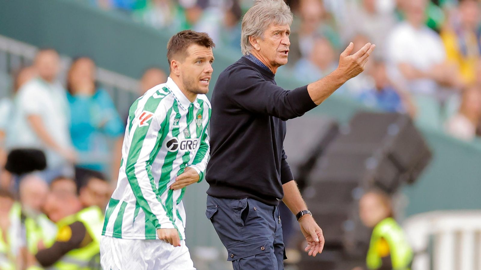 Pellegrini da instrucciones a sus jugadores junto a Lo Celso.