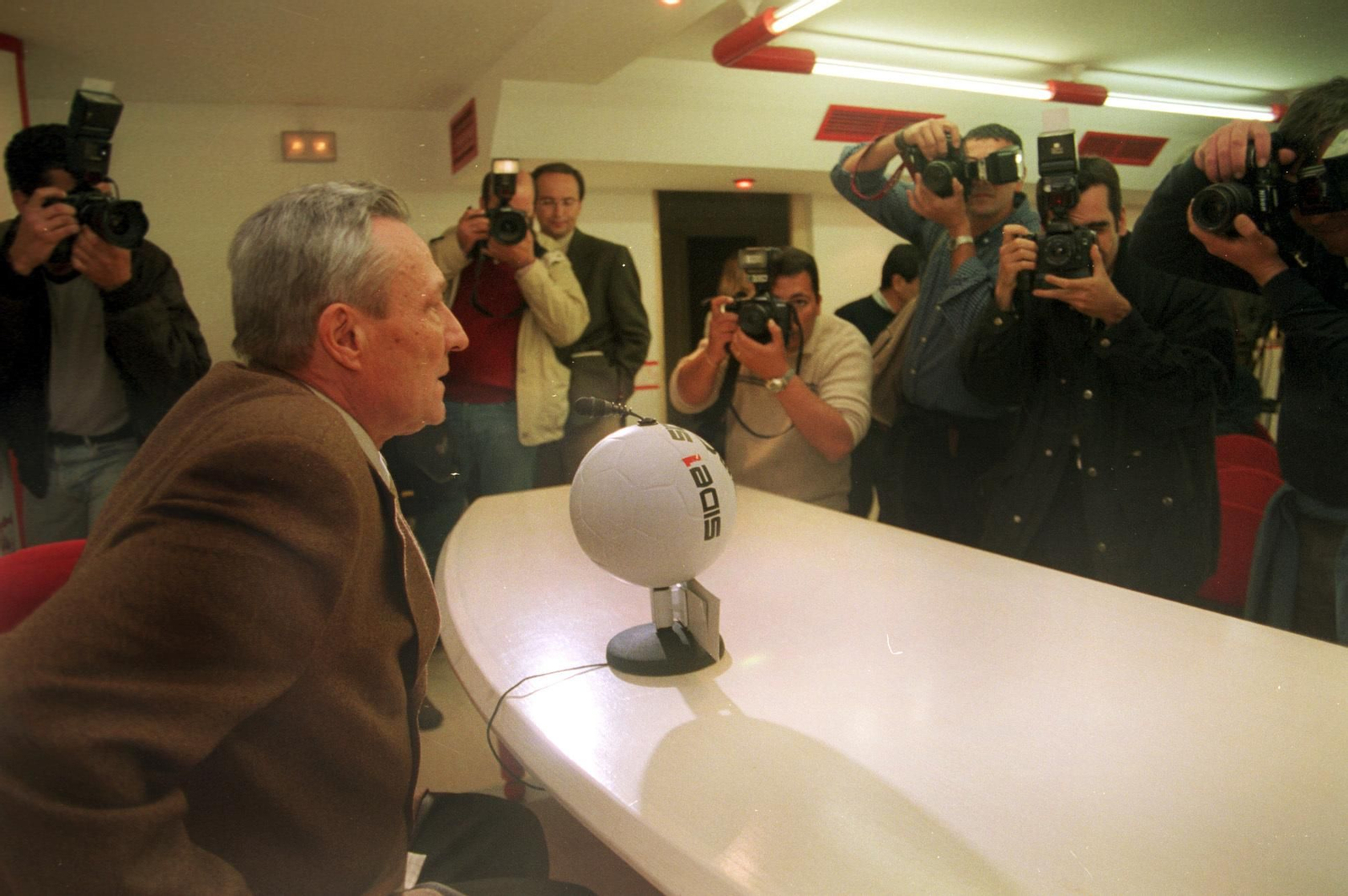 Roberto Alés, ante la prensa tras asumir la presidencia en febrero de 2000