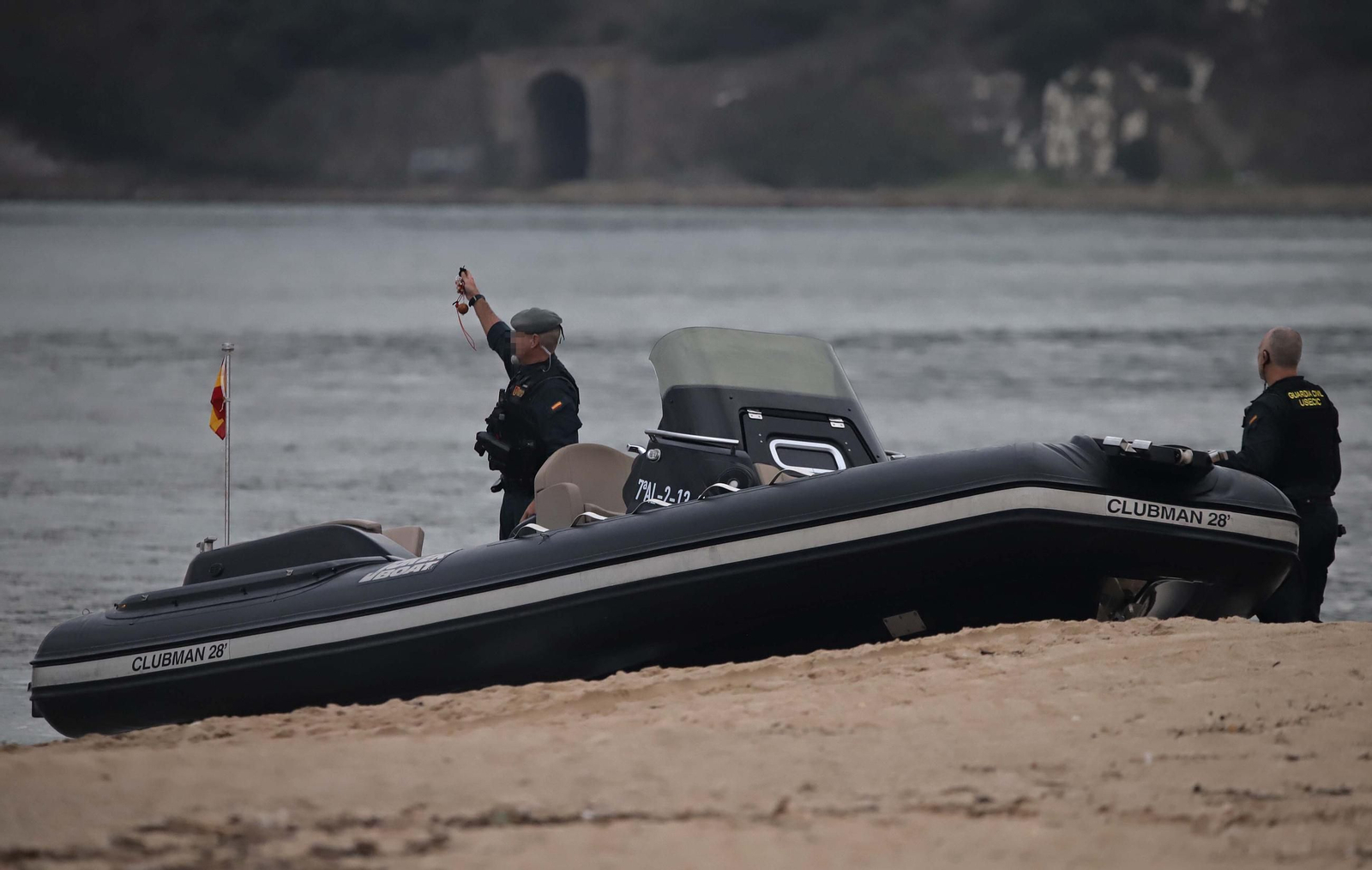 Fotos de la embarcación varada en la playa de Getares en Algeciras