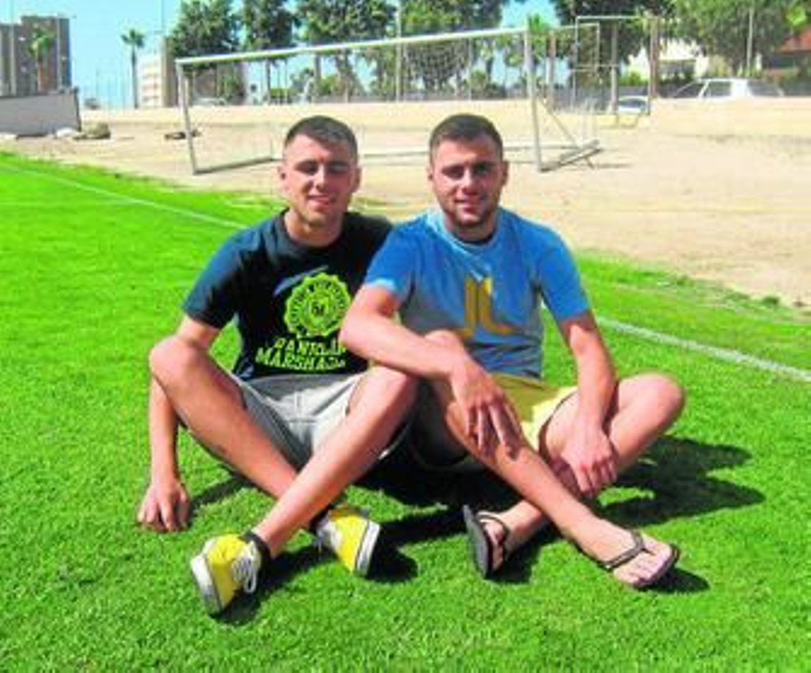 Javi (a la izquierda) y Carlos Pérez, posan en del campo de la Vega de Acá.