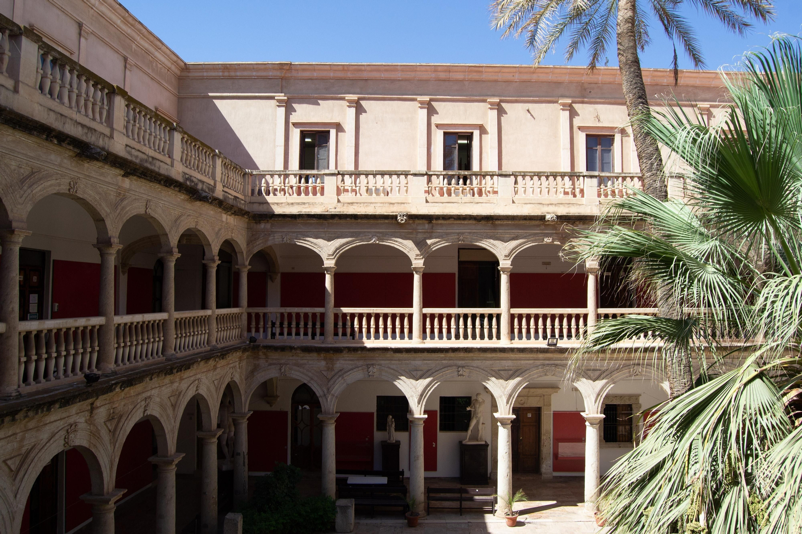 Patio interior de la Escuela de Arte y  Superior de Diseño ‘Carlos Pérez Siquier’.