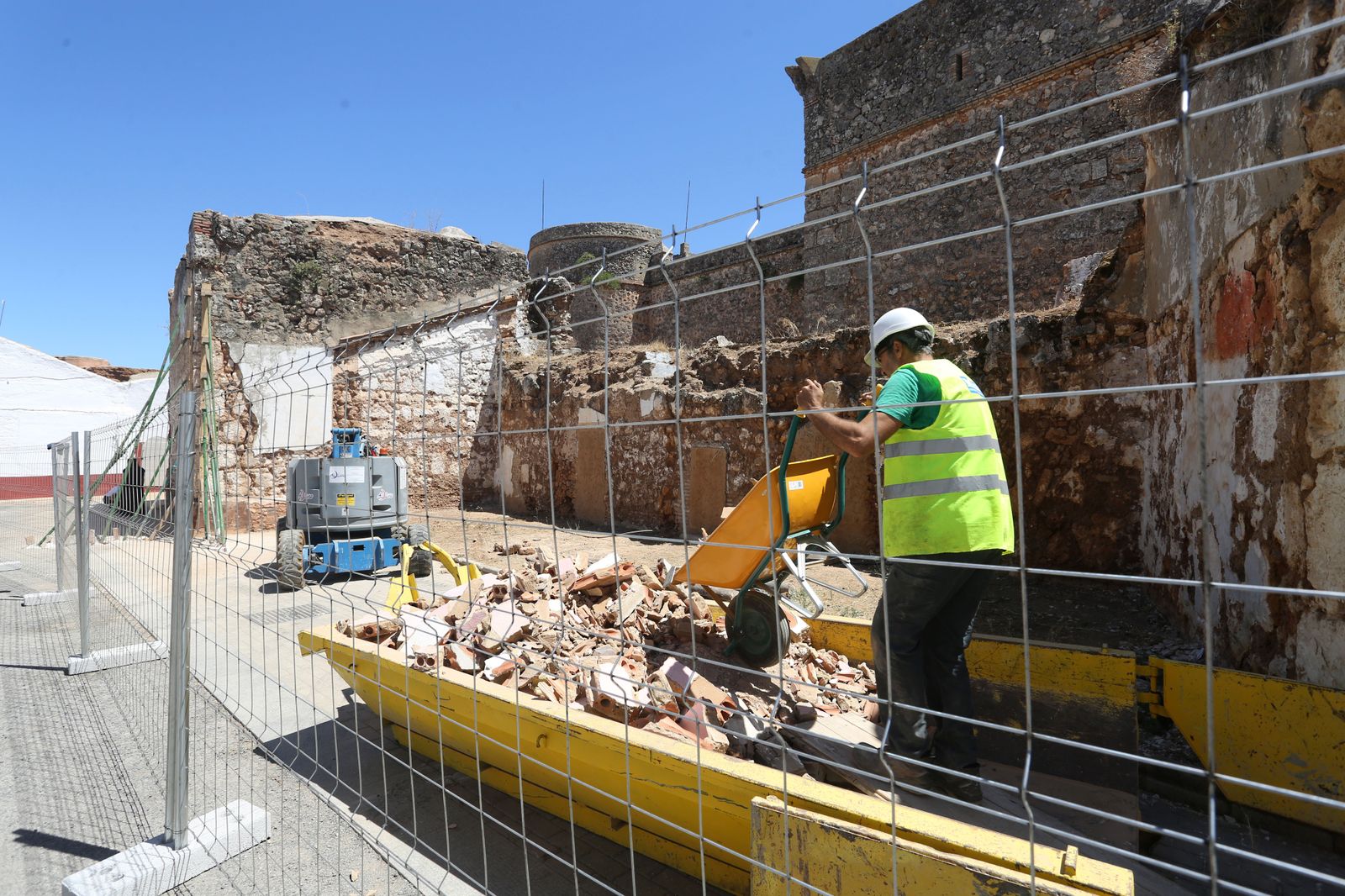 Visita de autoridades a las obras de restauración de la Barbacana de Niebla en imágenes