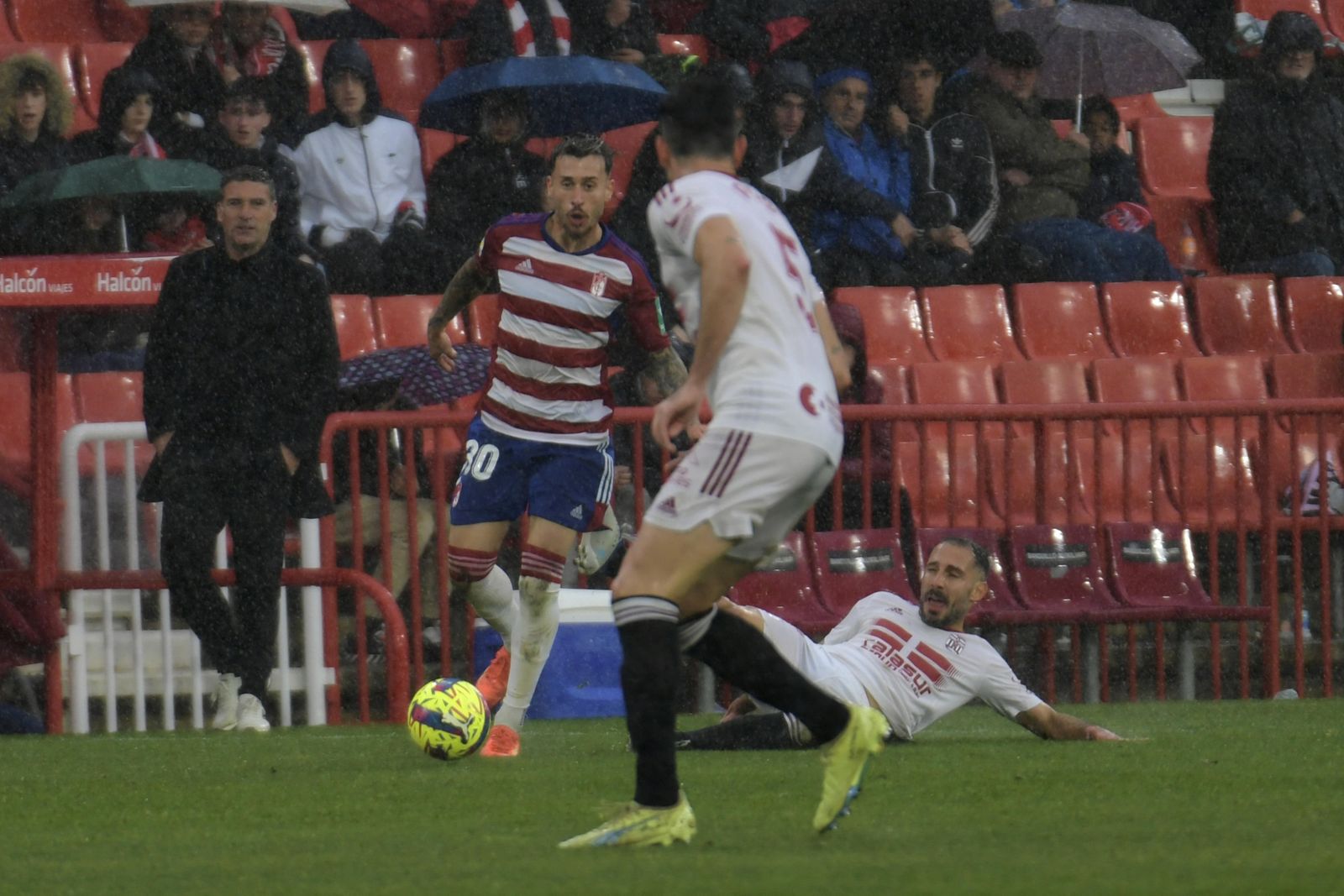 Luis Carrión observa el ataque de Ricard en el partido de este domingo