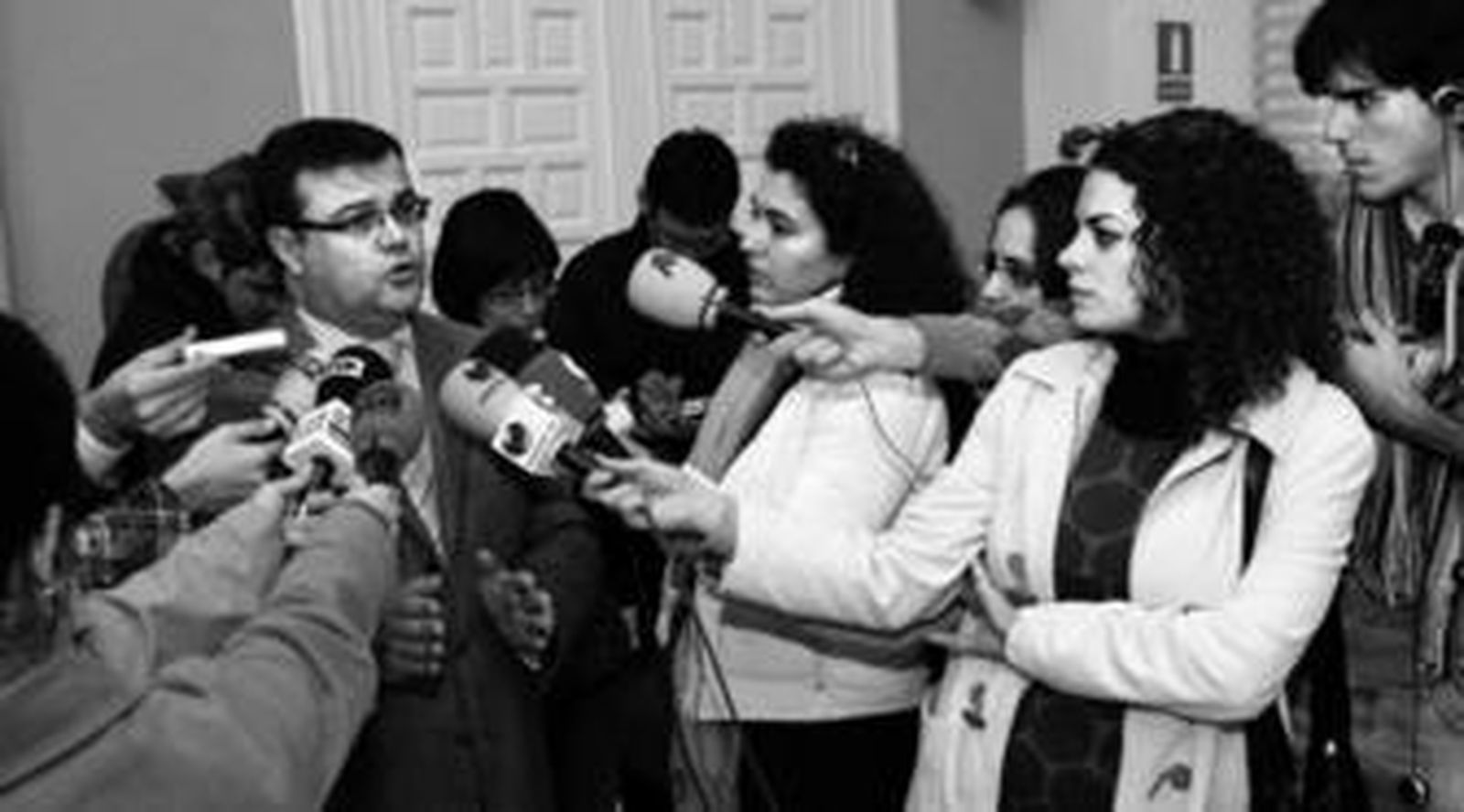 El subdelegado del Gobierno, Faustino Valdés, atiende a la prensa tras la reunión con los vendedores de petardos, ayer por la mañana.