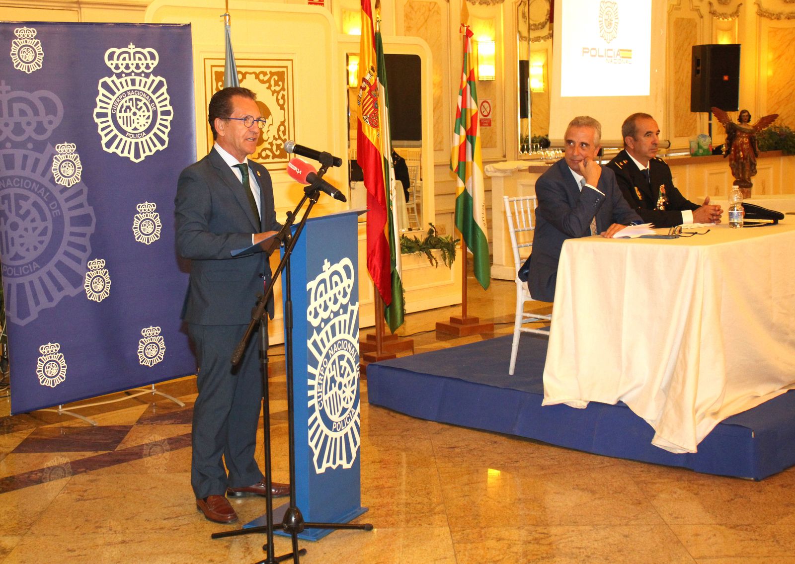 La celebración de la festividad de la Policía Nacional en Lucena, en imágenes