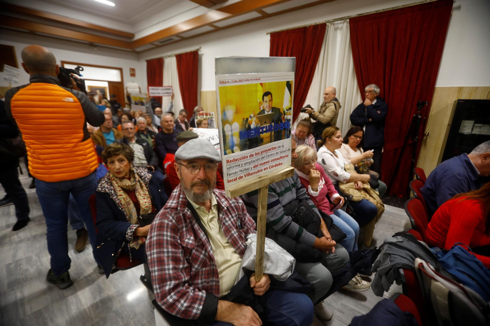 Las imágenes del Pleno suspendido por las protestas de los vecinos de Villarrubia Las imágenes del Pleno suspendido por las protestas de los vecinos de Villarrubia