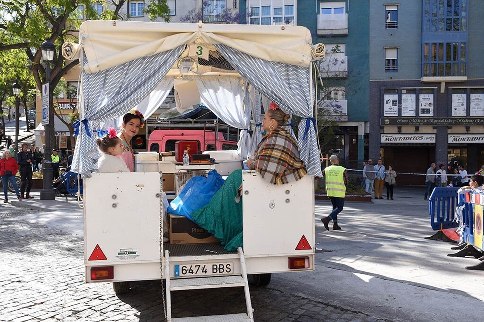 Imágenes de los peregrinos de la Hermandad de Emigrantes en su salida por las calles de Huelva