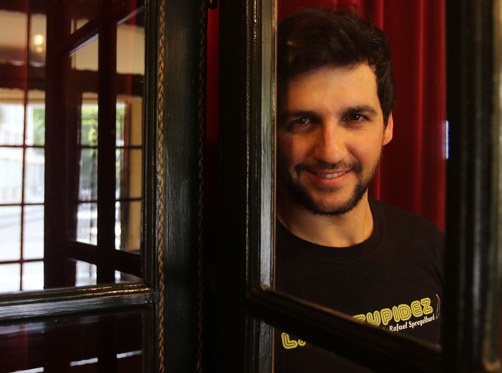 El actor Fran Perea, fotografiado ayer en el vestíbulo del Teatro Lope de Vega.