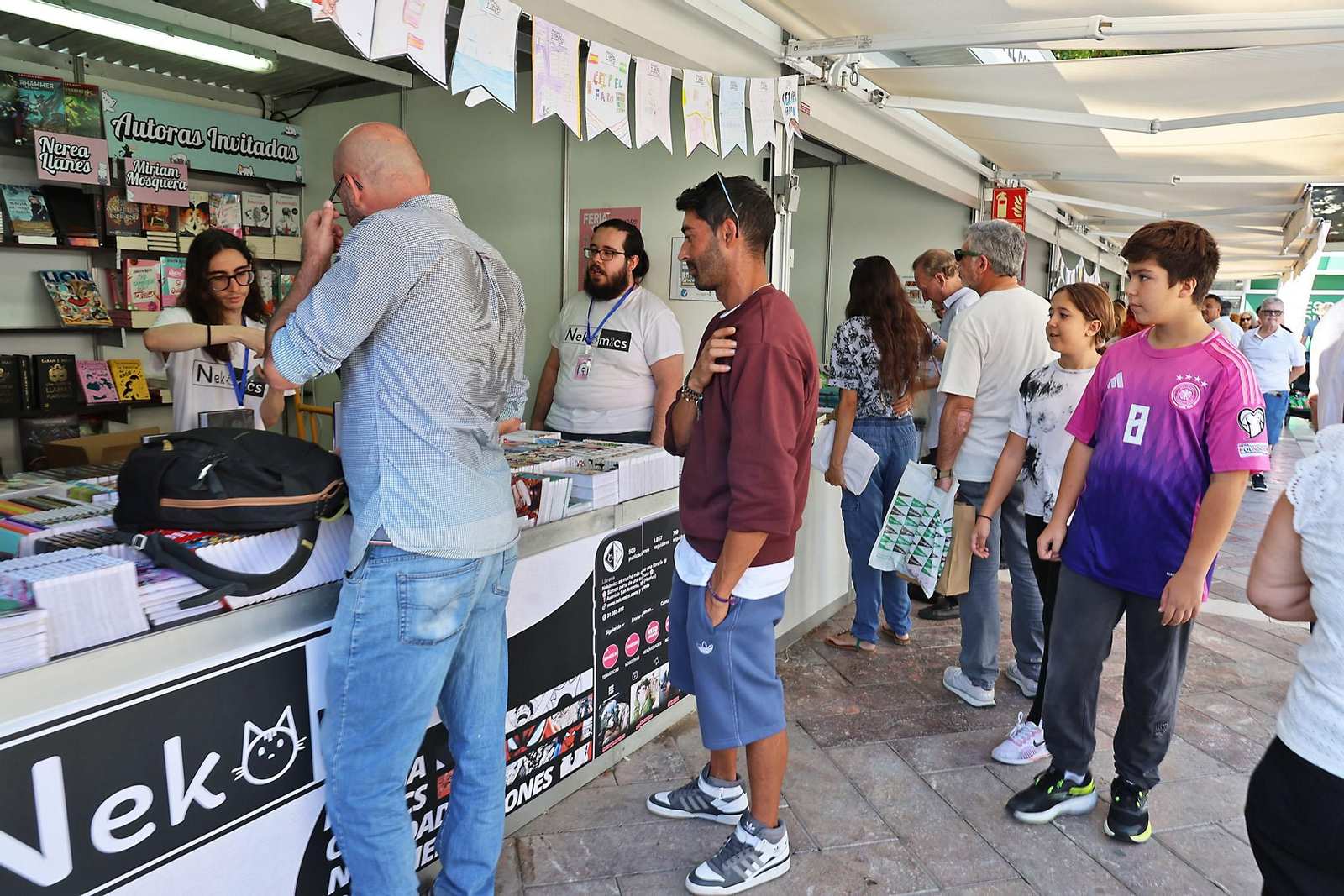 Imágenes del ambiente en la Feria del Libro de Huelva