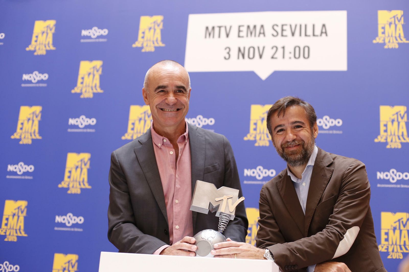 Antonio Muñoz y Manuel Gil en el photocall instalado en el Ayuntamiento.