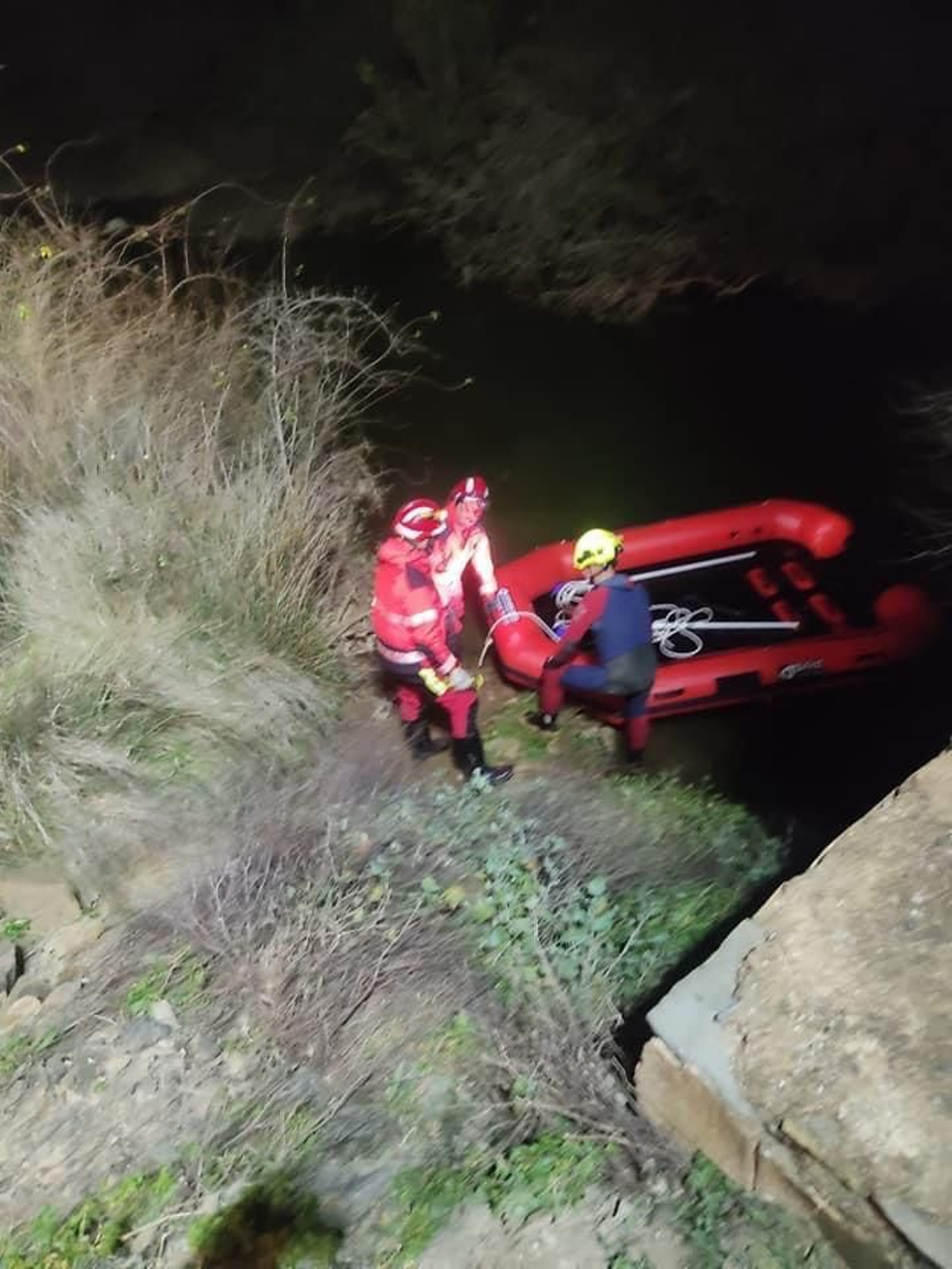 Los bomberos, durante su intervención.