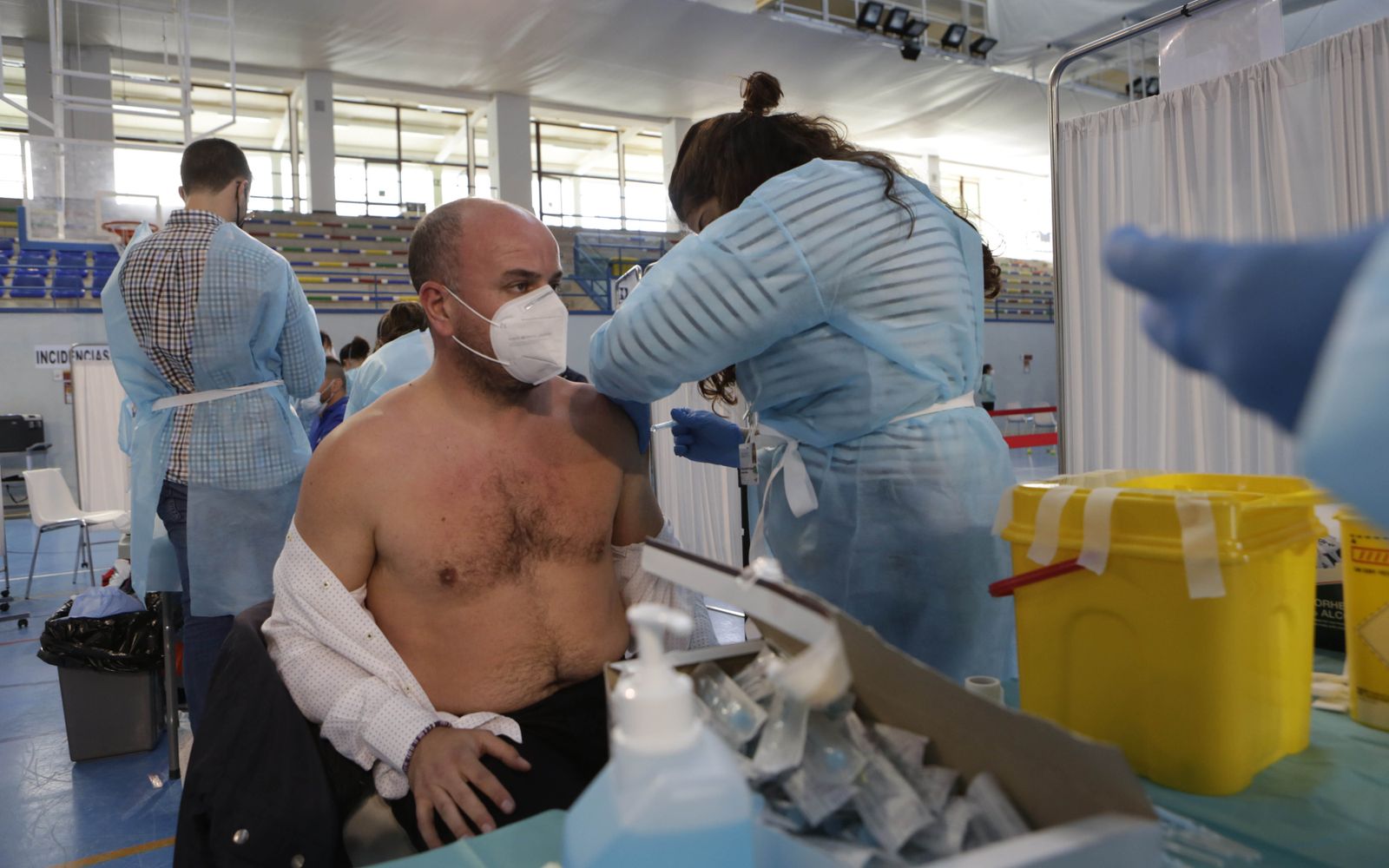 Vacunación de profesores en el pabellón deportivo del SADUS