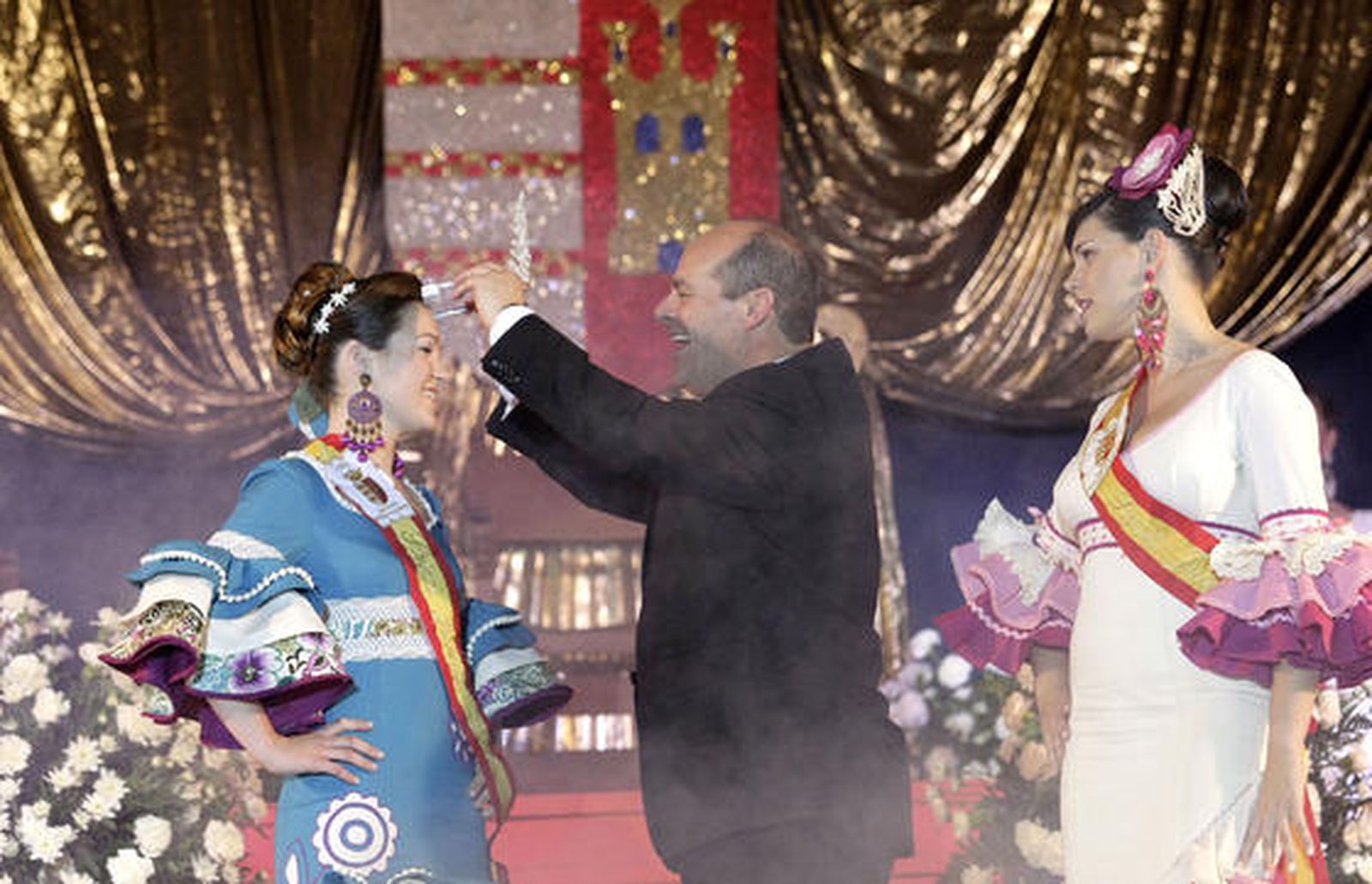 Momento de la coronación de la nueva  reina juvenil, Anna Daphne Brophy

Foto: Erasmo Fenoy
