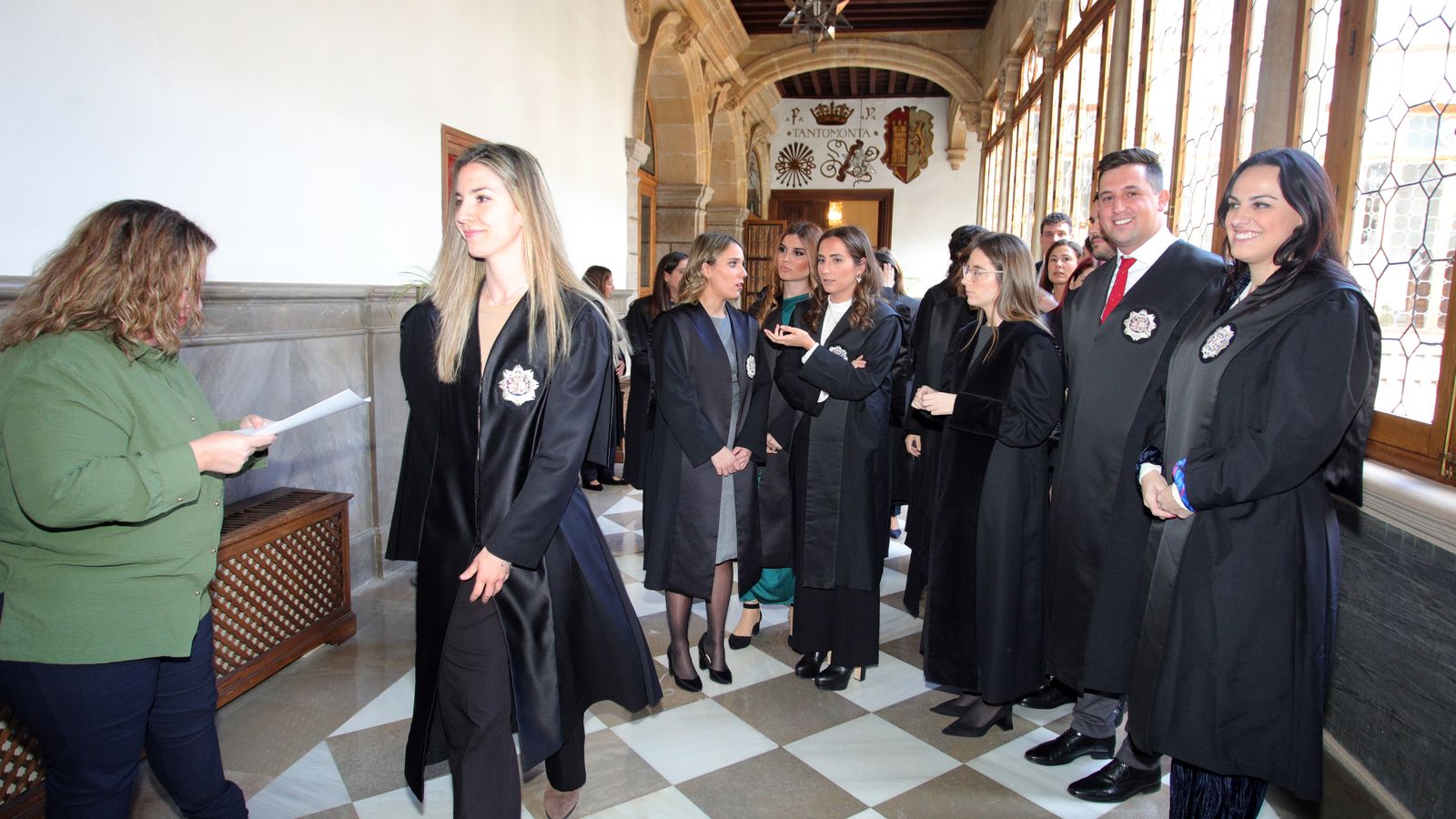 En primer plano, Andrea Martín, nueva juez decana de Huércal-Overa.