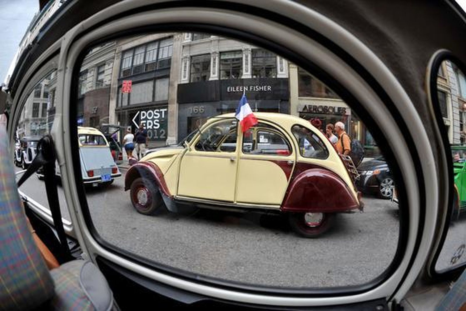 Los fanáticos del motor se pasean en los míticos Citroën 2CV que recorrieron las calles de Nueva York en un 'rally especial'.  Foto: AFP PHOTO