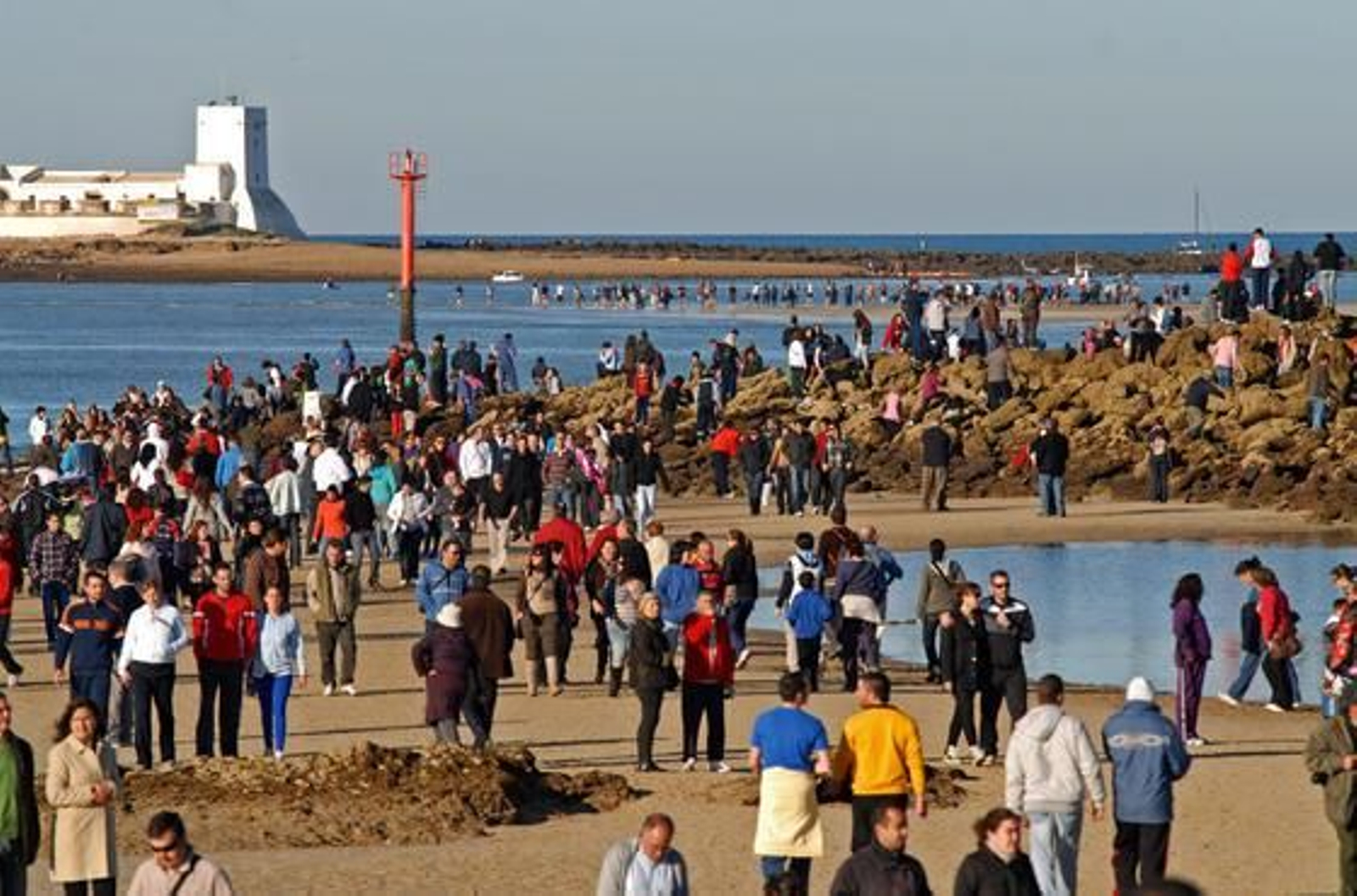 Durante la mañana en Sancti Petri, se han reunido cientos de personas para disfrutar la marea./Paco Periñán

Foto: Paco Perinan
