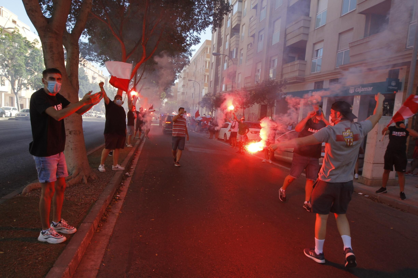 Fotogalería de la afición del Almería antes del partido ante el Girona