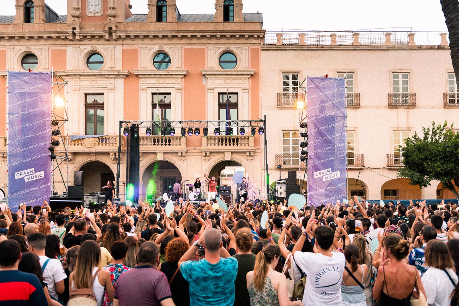 La fiesta de bienvenida de Cooltural Fest abarrota la Plaza de la Constitución