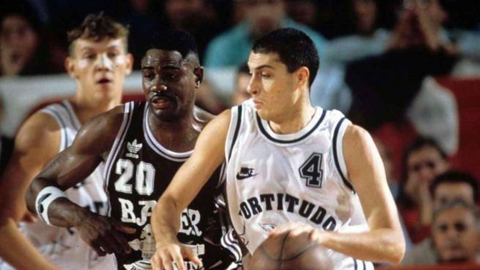Vincenzo Esposito, en la etapa de la Fortitudo a las órdenes de Scariolo. Vincenzo Esposito, en la etapa de la Fortitudo a las órdenes de Scariolo.
