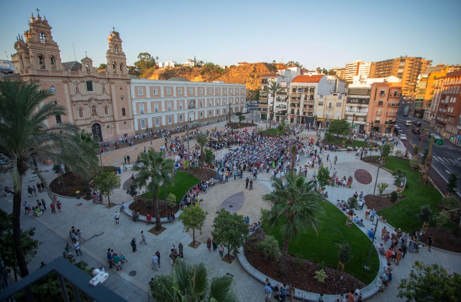 La plaza más céntrica y emblemática de Huelva es la Plaza de las Monjas, considerada el corazón de la ciudad,