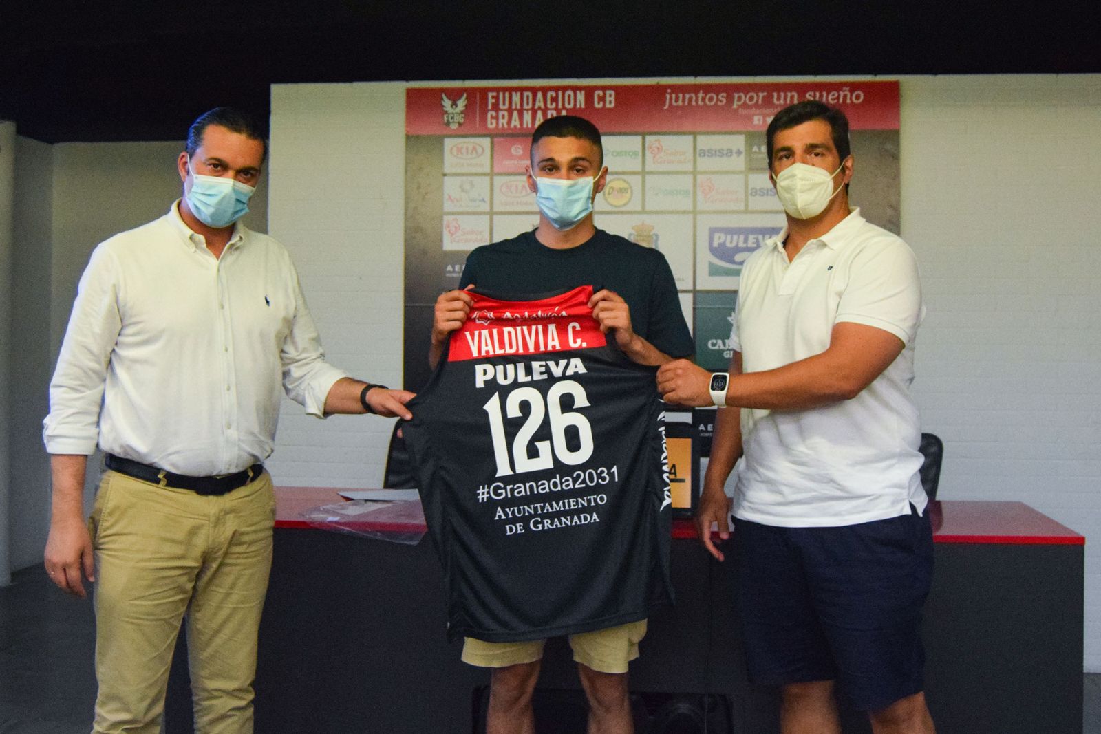 Carlos Corts posa con su camiseta de despedida junto a Pablo Pin (d) y Óscar Fernández-Arenas