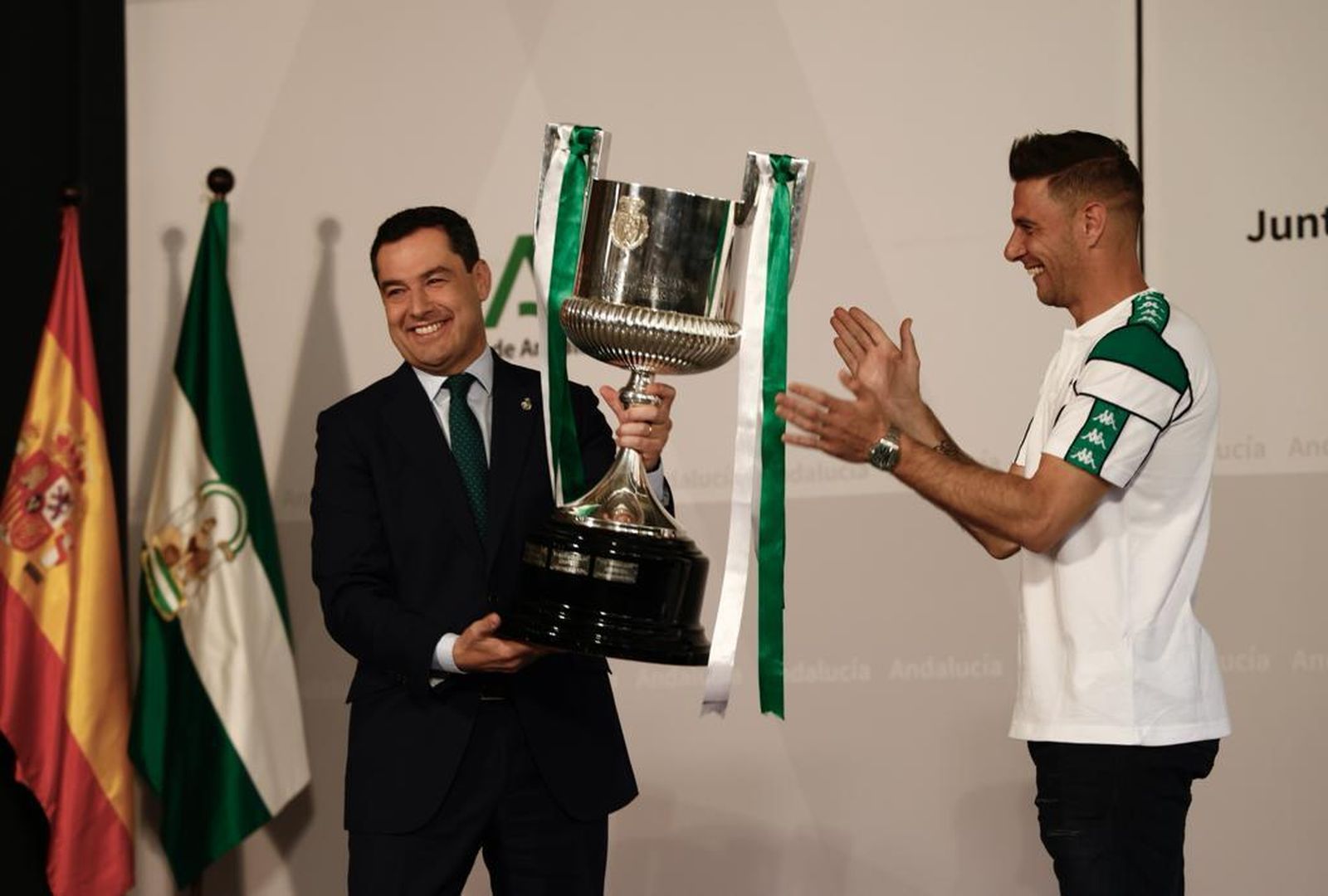 Juanma Moreno posa con la Copa entregada por Joaquín.