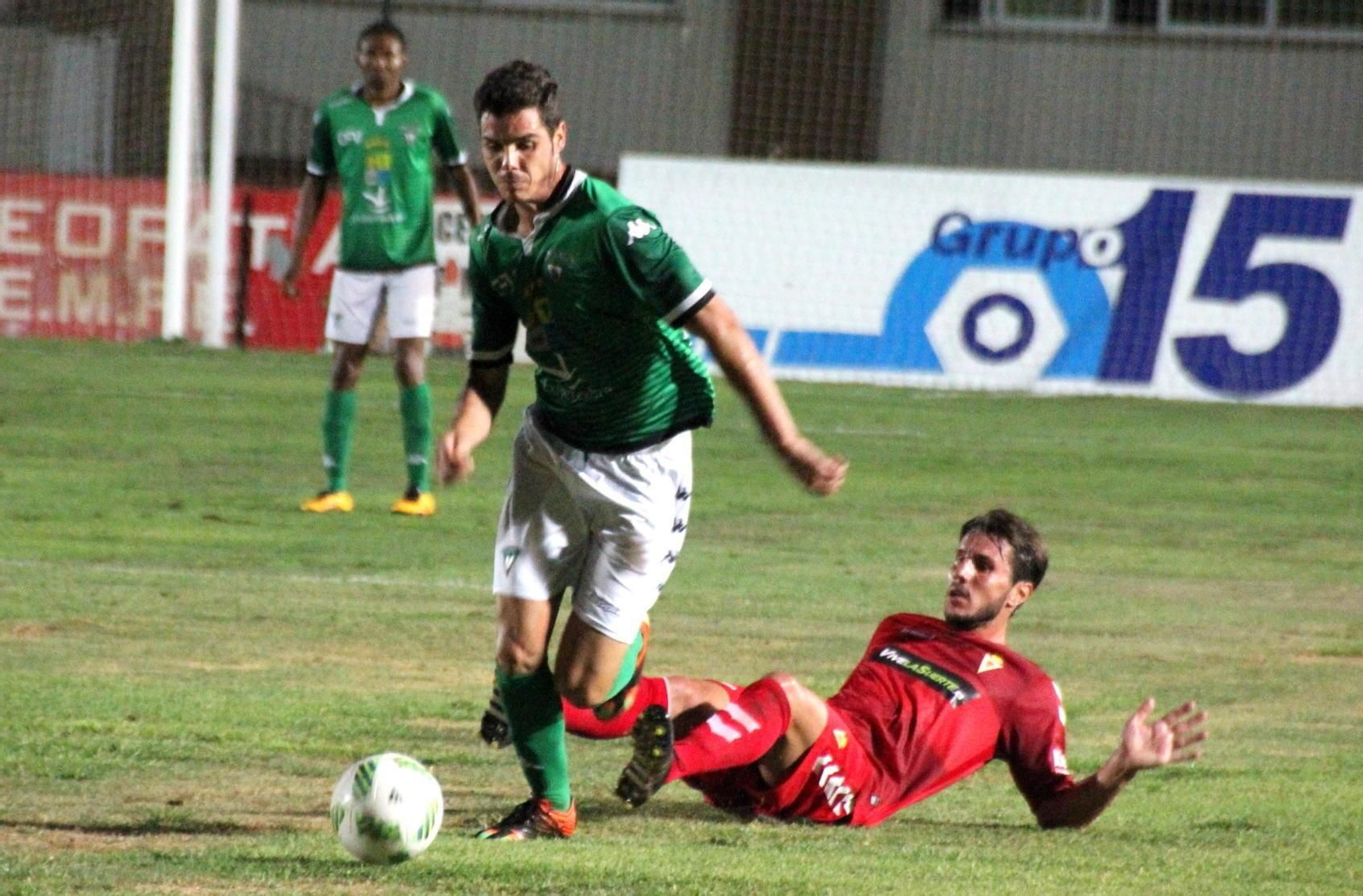 Elías Pérez avanza con el balón durante el Villanovense-Real Murcia.