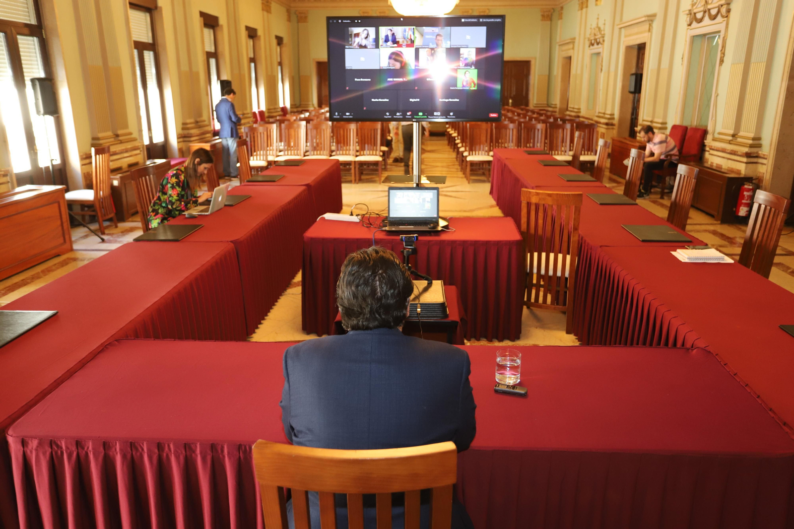 Imágenes de la primera rueda de prensa telemática del alcalde de Huelva Gabriel Cruz