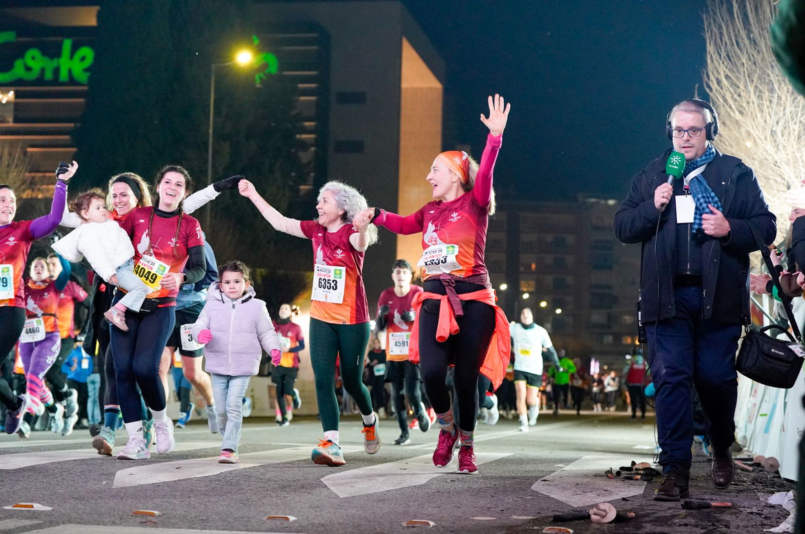 En imágenes: búscate en tu llegada a meta de la Carrera de San Antón 2026 (20)