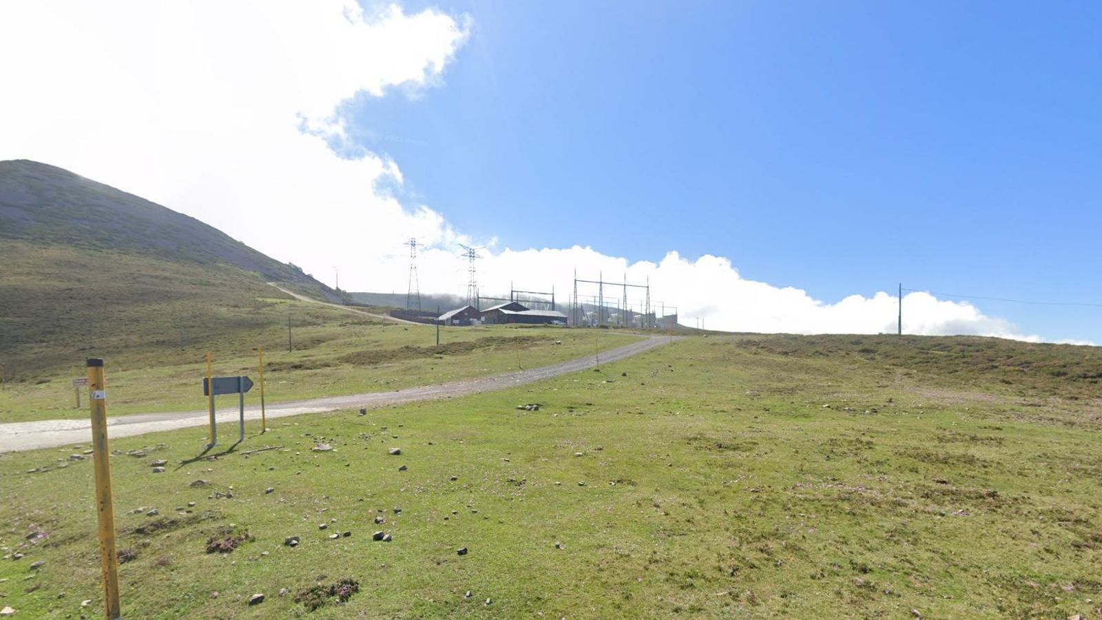 En el Alto del Palo hay una enorme estación eléctrica.