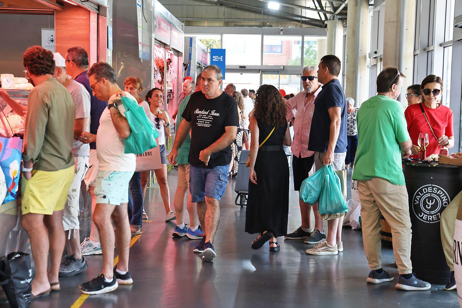 Imágenes de las compras en el entorno del Mercado del Carmen en la mañana de sábado