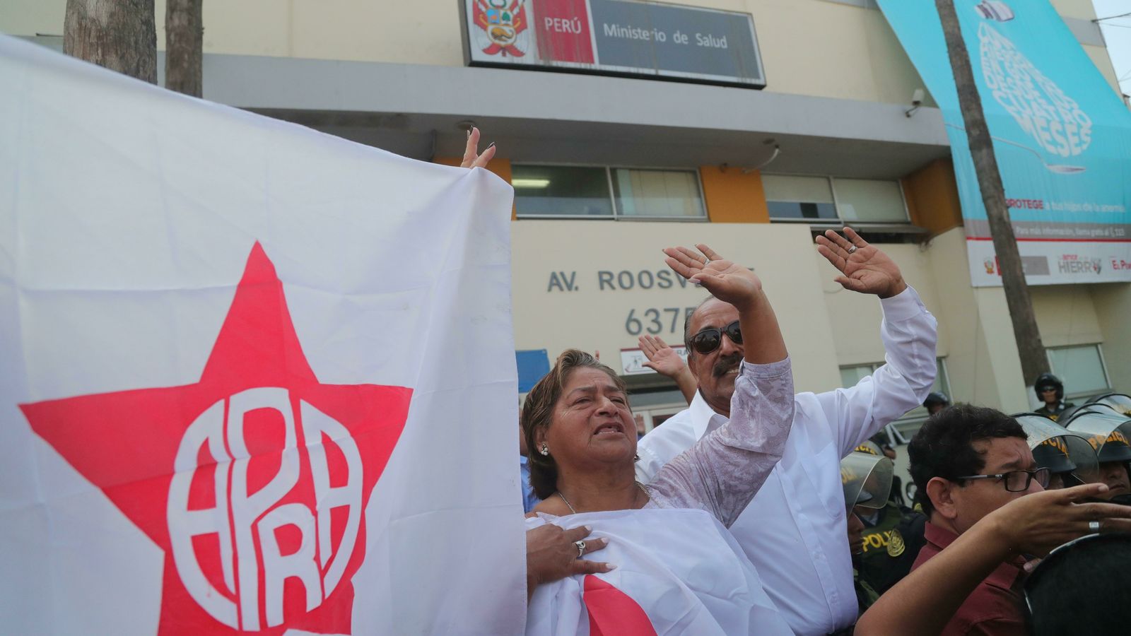 Simpatizantes de Alan García a las puertas del hospital donde está ingresado.