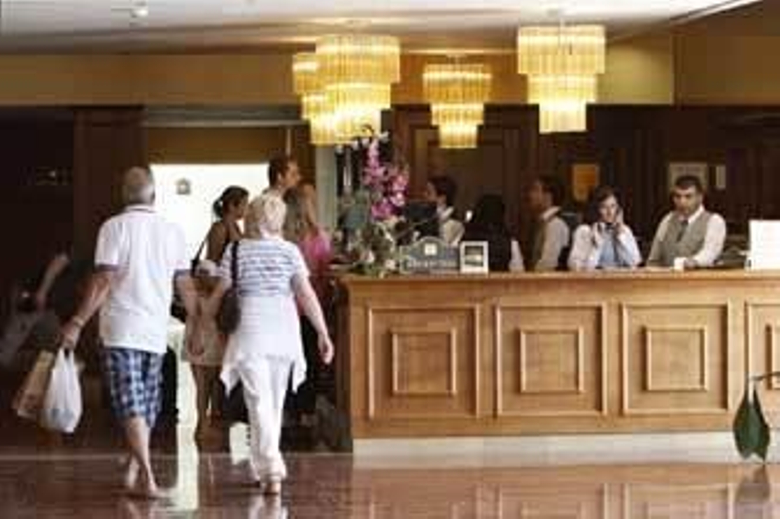 Trabajadores de la recepción de un hotel de Chiclana en una imagen de archivo. /Sonia Ramos