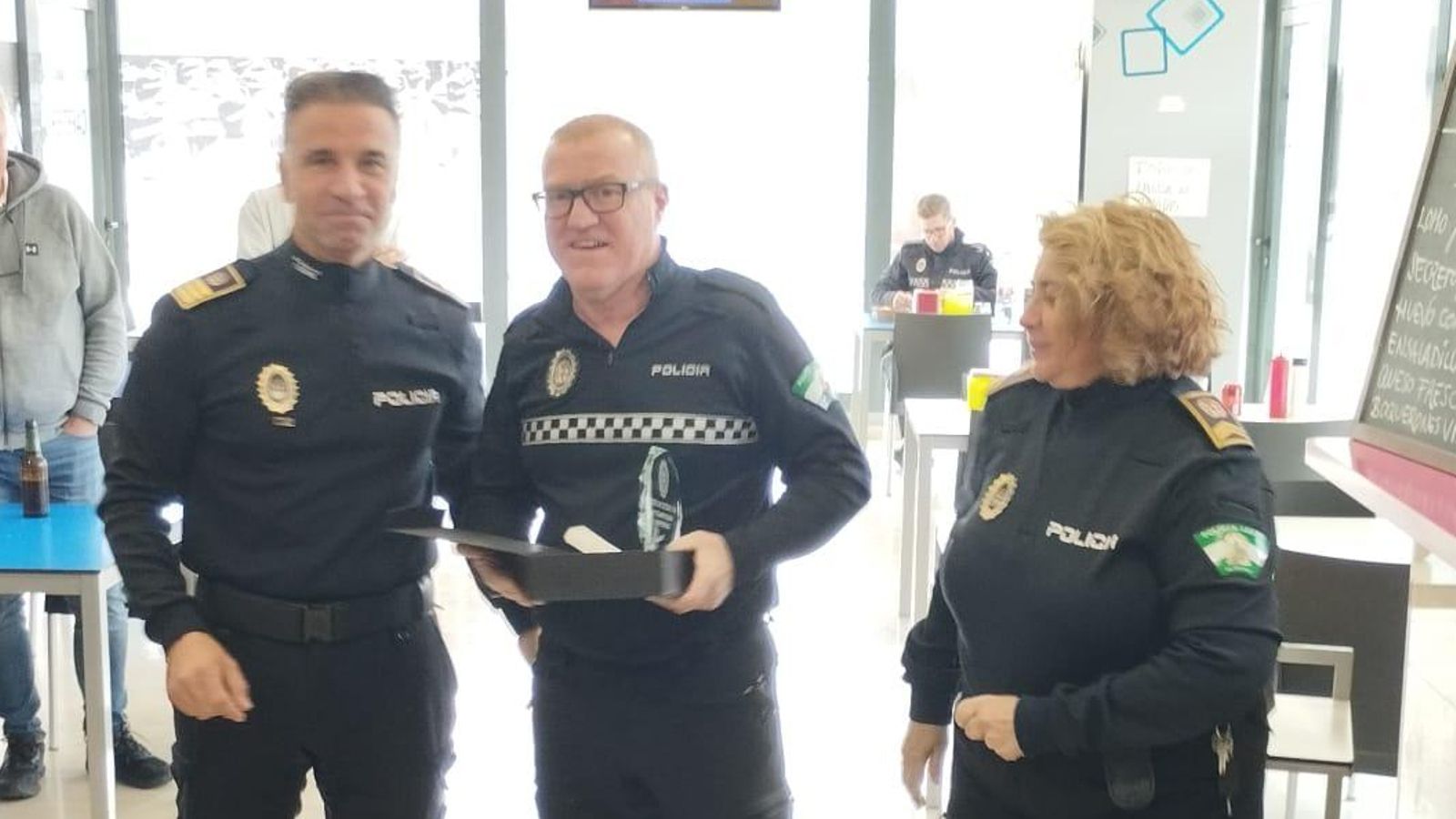 José María junto a mandos de la Policía Local en la entrega de galardones tras el campeonato de tiro en el día del patrón.