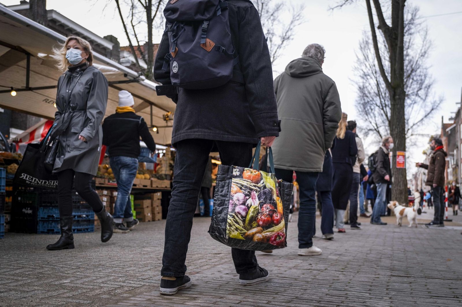 Personas haciendo la compra en un mercadillo de Amsterdam.