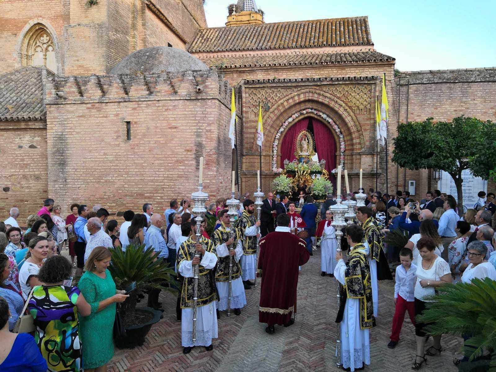 La Virgen de los Milagros, tras salir por la parroquia de Palos de la Frontera.