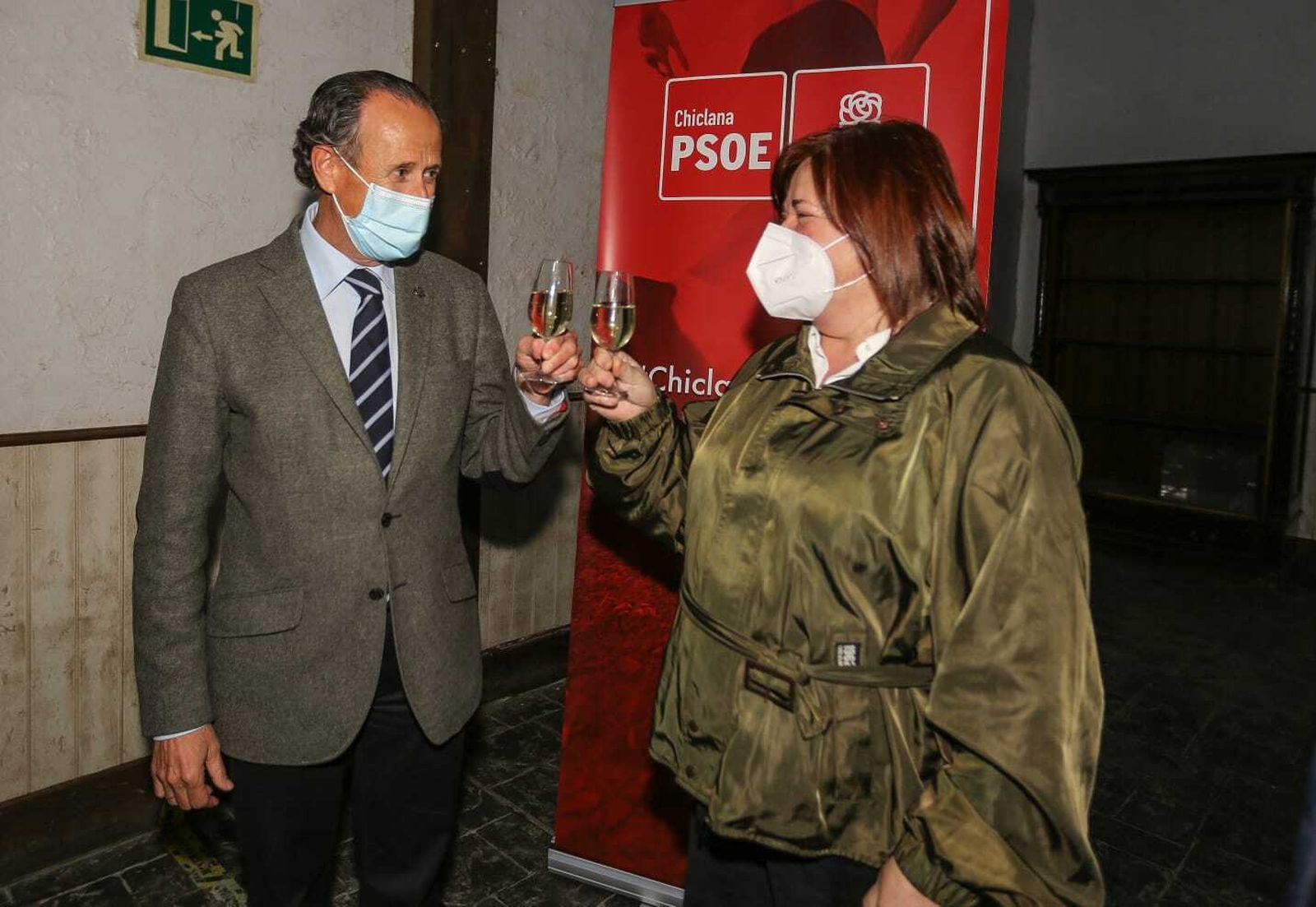 José María Román y Cándida Verdier brindan con vino de Chiclana tras el congreso local del PSOE.