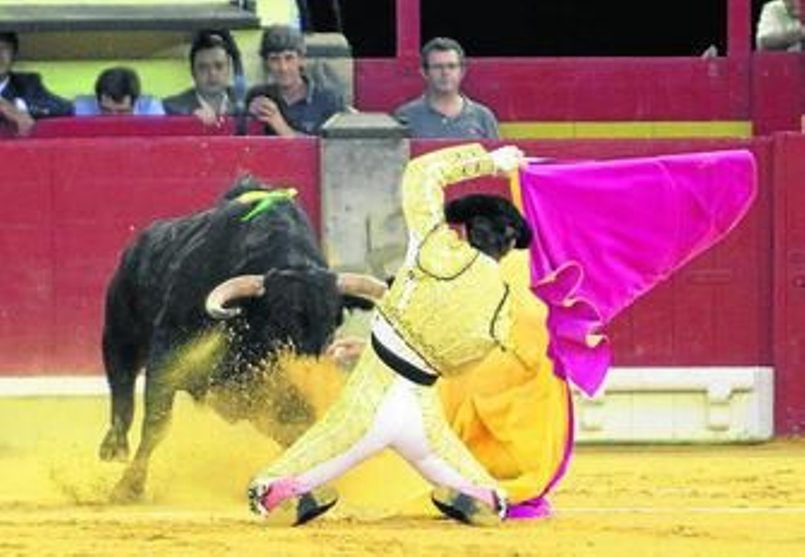 El diestro Juan José Padilla recibió a la puerta de los chiqueros a su primer toro de la tarde ayer en Zaragoza.