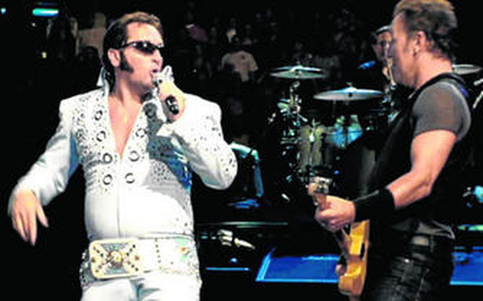 Uno de los fans de Bruce Springsteen, vestido como Elvis y en el escenario con el cantante.