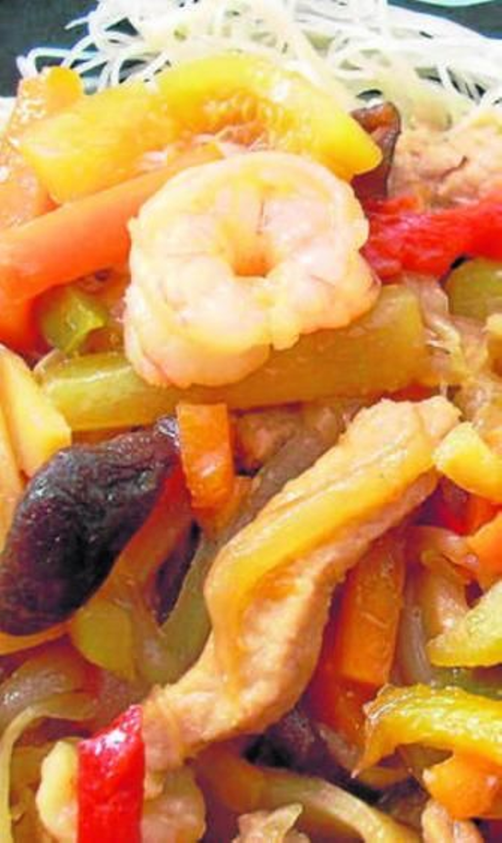 Fideos de arroz con gambas y verduras