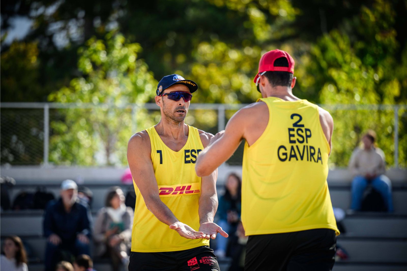 Herrera y Gavira celebran un punto en París.
