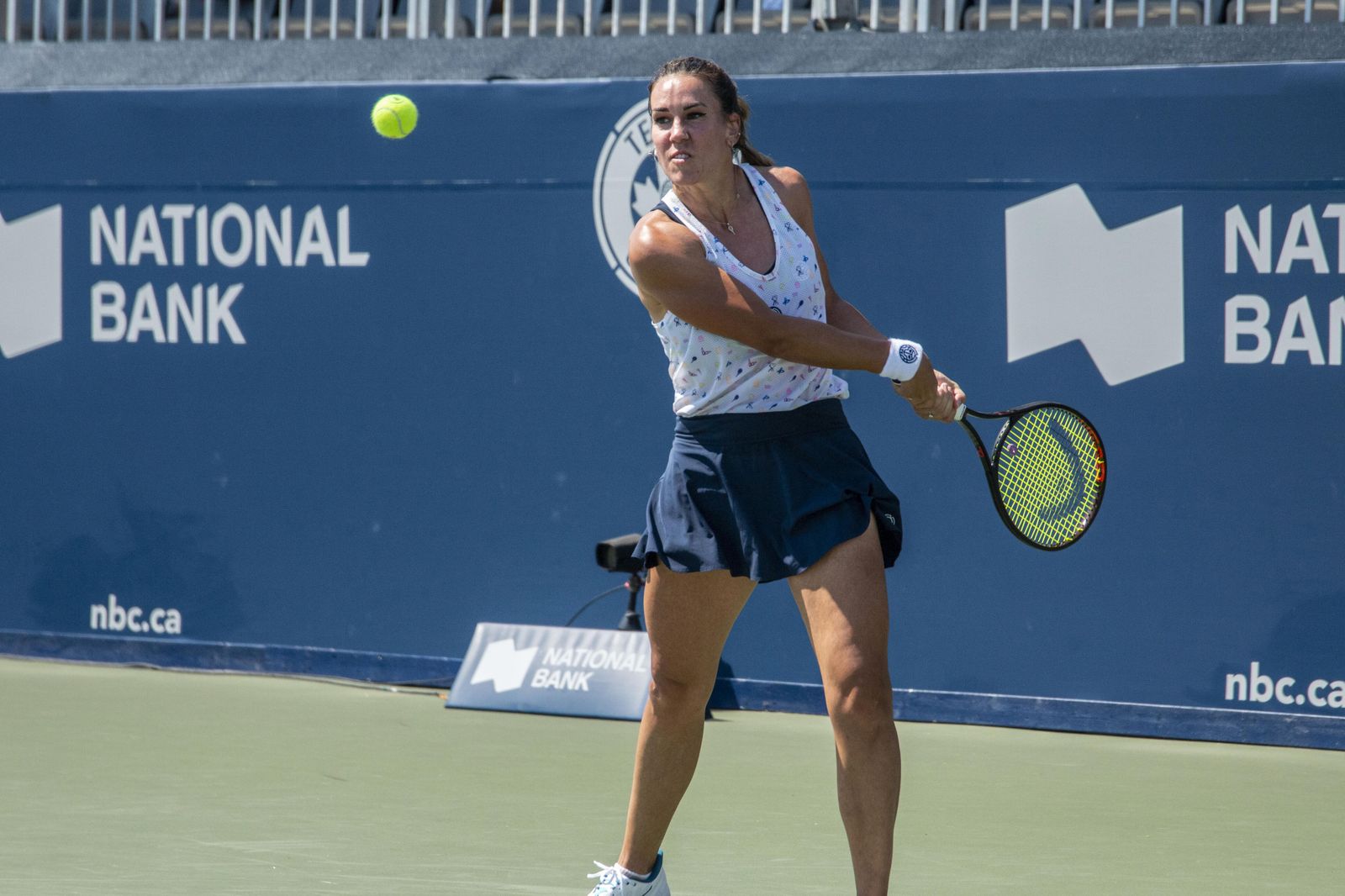 Nuria Párrizas golpea la bola en un encuentro.