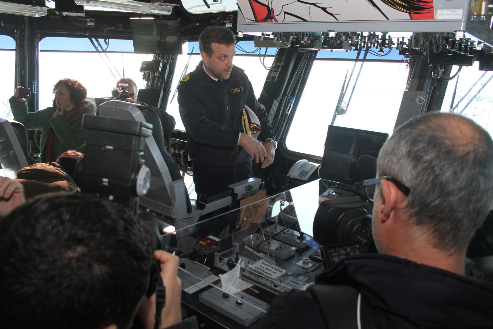 Imágenes de las primeras horas del portaaviones "Juan Carlos I" en el puerto de Huelva, durante su visita este fin de semana