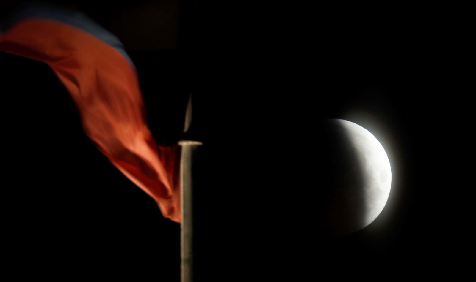 Vista del eclipse de luna visto en la madrugada de este lunes desde la azotea del Museo del Hermitage en San Petersburgo (Rusia).