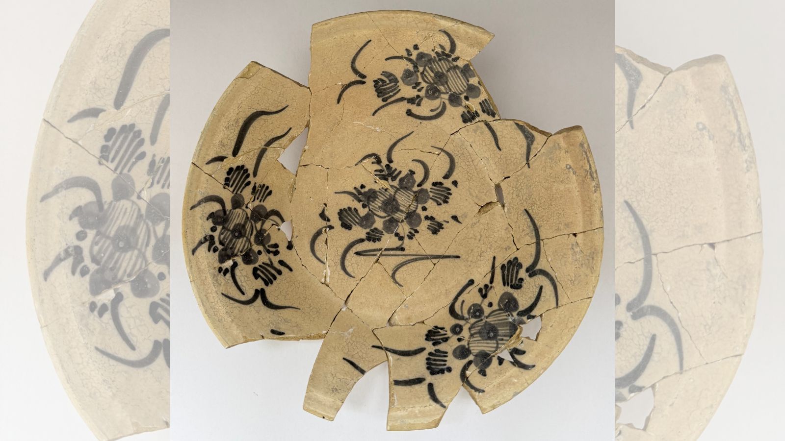 Plato de loza trianera.