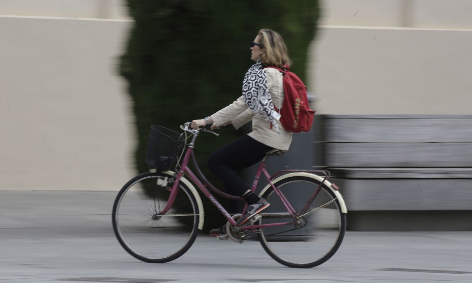 Una mujer sobre ruedas por el centro monumental de Sevilla.